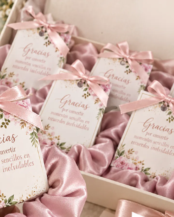 Caja con tarjetas de agradecimiento y lazos de satén para invitados de boda.
